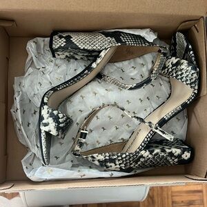 Francesca’s Yvonne Cashmere Snakeprint Pumps size 8.5 M NWT & box